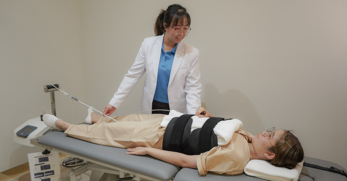 การดึงคอและหลังด้วยเครื่อง (Traction Therapy)